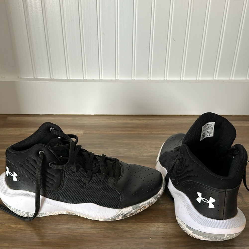 Kids Under Armor size 5Y Basketball sneakers